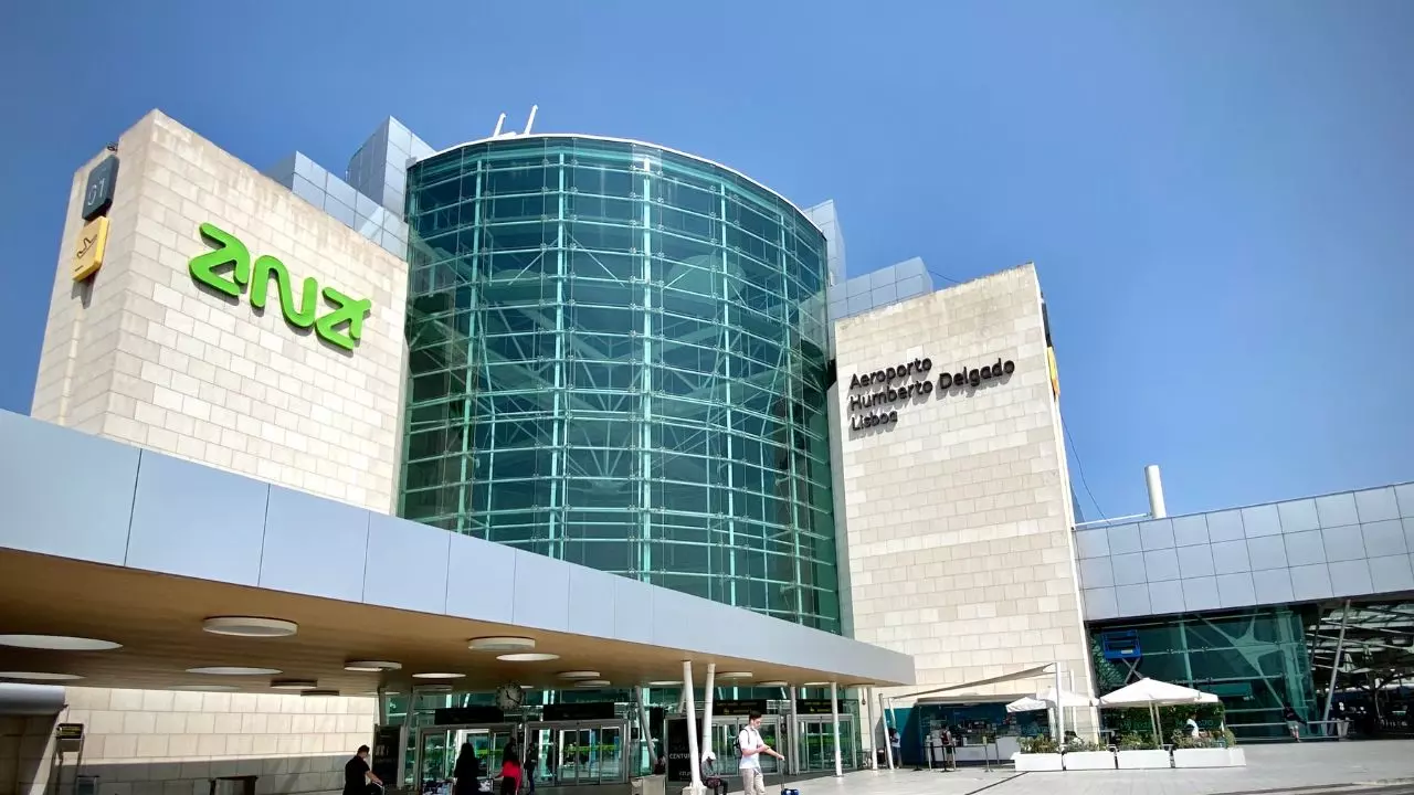 EasyJet LIS Terminal – Humberto Delgado Airport